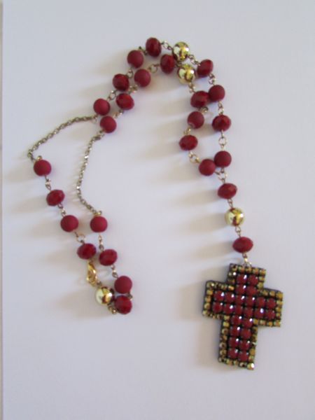 Colar crucifixo strass vermelho e dourado