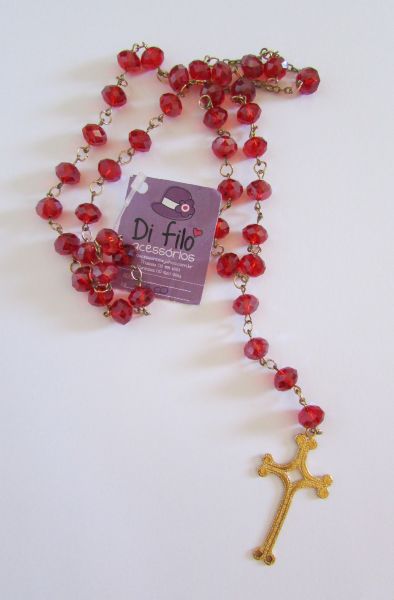 Colar crucifixo vermelho